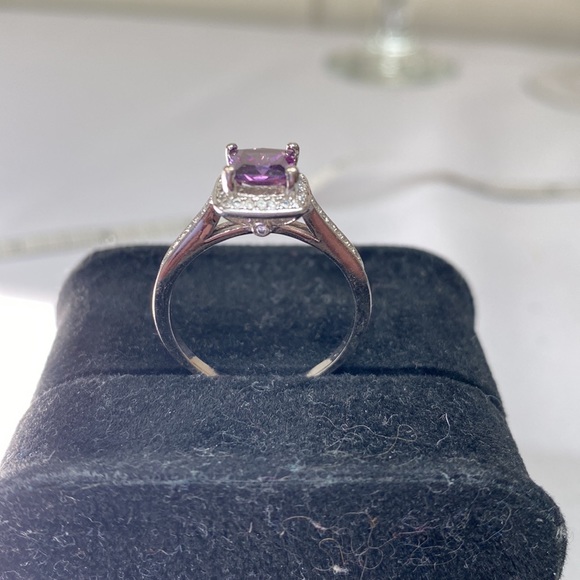 Beautiful purple and clear cubicle zirconia stone ring - Picture 5 of 12